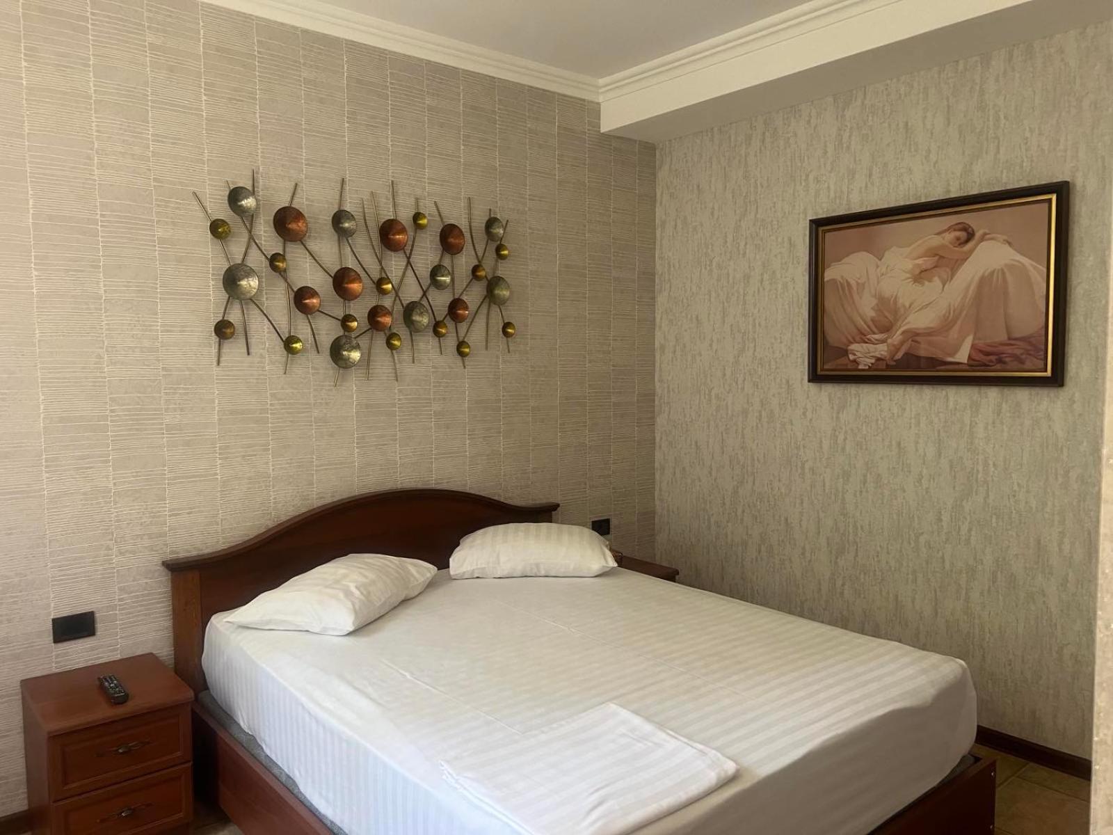 Park Avenue Hotel Erevan Esterno foto