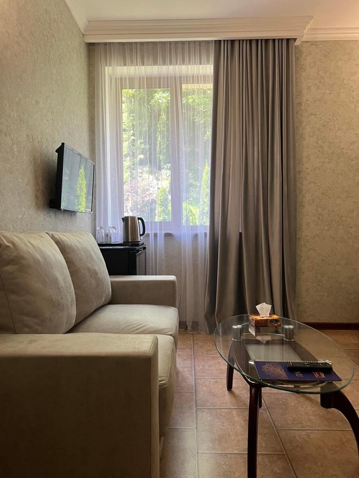 Park Avenue Hotel Erevan Esterno foto